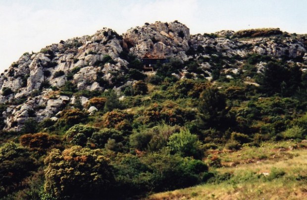 Vista de la entrada a la “Caune de l’Arago”  (frontera Corona de Aragón-Occitania.Francia). Ambiesta de l´entrador de la Cauna de l´Aragó (güega Corona d´Aragón-Oczitania.Franzia)